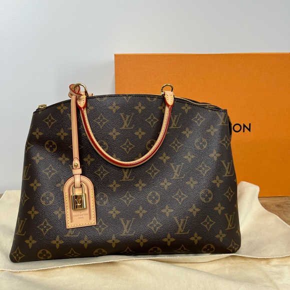Authentic Louis Vuitton Grand Palais - Picture 1 of 12